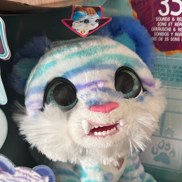 Hasbro FurReal North Sabertooth Kitty - White and Blue - Picture 2 of 7